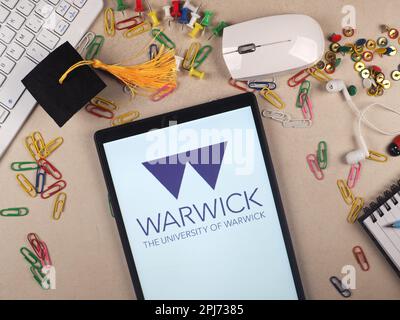 Dans cette illustration, le logo de l'Université de Warwick est affiché sur une tablette. Banque D'Images