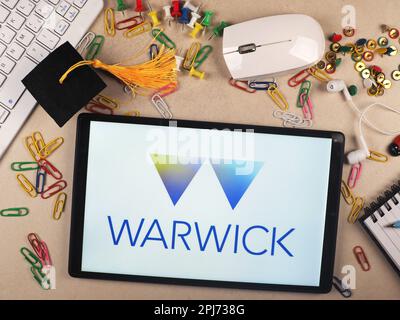 Dans cette illustration, le logo de l'Université de Warwick est affiché sur une tablette. Banque D'Images