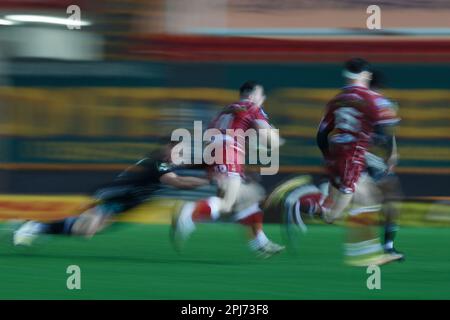 Llanelli, Royaume-Uni. 31 mars 2023. Ryan Conbeer de Scarlets sur l'attaque pendant le match de rugby de la coupe de défi EPCR Scarlets v Brive. Crédit : Gruffydd Thomas/Alay Banque D'Images