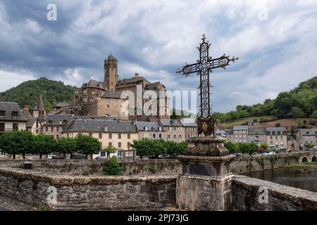 Panorama de la ville d'Estaing dans l'Averon en France, un vieux village pittoresque en pierre Banque D'Images