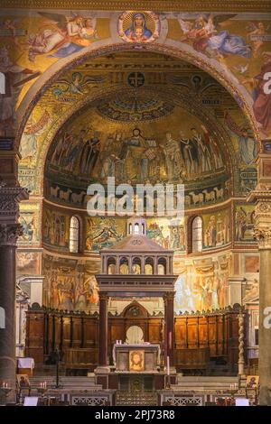 ROME, ITALIE - 11 FÉVRIER 2022 : des mosaïques finement détaillées ornent l'abside de Santa Maria à Trastevere. Banque D'Images