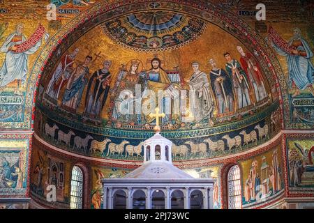 ROME, ITALIE - 11 FÉVRIER 2022 : des mosaïques finement détaillées ornent l'abside de Santa Maria à Trastevere. Banque D'Images