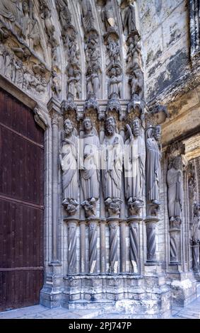 Portail central de l'entrée sud, cathédrale de Chartres, France Banque D'Images