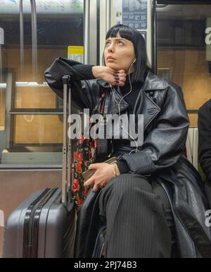Femme élégante en noir tenue coordonnée, métro, Paris, France Banque D'Images