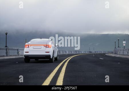 Voiture SUV générique et sans marque sur la route avec la montagne, rendu 3D Banque D'Images