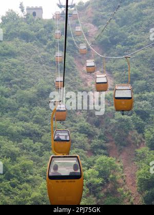 Deux stations de téléphérique pour suivre la Grande Muraille de Chine, des voitures accrochées au câble et utilisées par les randonneurs touristiques, dans la zone touristique de la Grande Muraille de Simatai. PRC. (125) Banque D'Images