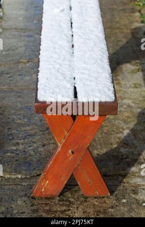 Banc en bois avec neige sur le dessus Banque D'Images