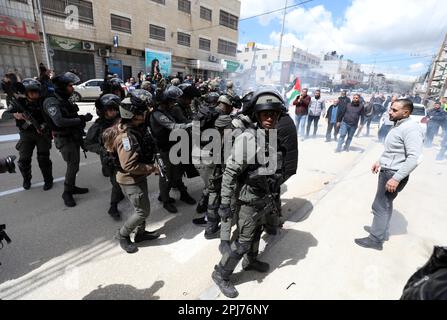 Hawara, ville de Naplouse en Cisjordanie. 31st mars 2023. Des manifestants palestiniens s'opposent aux forces de sécurité israéliennes dans la ville de Hawara, au sud de la ville de Naplouse, dans le nord de la Cisjordanie, sur 31 mars 2023. Credit: Ayman Nobani/Xinhua/Alamy Live News Banque D'Images