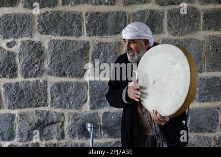 30 mars 2023, Diyarbakir, Turquie : un musicien de rue est vu jouer du tambourin et chanter des chansons religieuses devant la mosquée Hazrat Suleyman à Diyarbakir. Le mois du Ramadan voit des visites dans des lieux saints et des lieux saints, prier et faire des souhaits. L'un de ces lieux saints est la mosquée Hazrat Suleyman, qui a été construite en 1150 et qui est l'un des centres religieux et touristiques importants des musulmans du monde. Dans le jardin de la mosquée, il y a des sanctuaires de 27 personnes qui sont mortes ici pendant la propagation de l'Islam et qui étaient des descendants du prophète (Sahaba) Mohammed. Ceux qui visitent le Banque D'Images