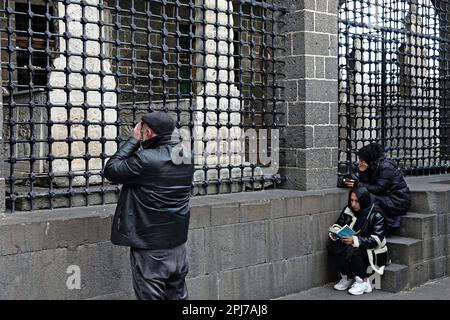 30 mars 2023, Diyarbakir, Turquie: Un homme priant et deux jeunes femmes lisant le Coran sont vus dans les sanctuaires. Le mois du Ramadan voit des visites dans des lieux saints et des lieux saints, prier et faire des souhaits. L'un de ces lieux saints est la mosquée Hazrat Suleyman, qui a été construite en 1150 et qui est l'un des centres religieux et touristiques importants des musulmans du monde. Dans le jardin de la mosquée, il y a des sanctuaires de 27 personnes qui sont mortes ici pendant la propagation de l'Islam et qui étaient des descendants du prophète (Sahaba) Mohammed. Ceux qui visitent les sanctuaires, lisent le Coran, prient et font des souhaits. (C Banque D'Images