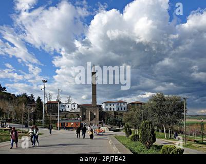 30 mars 2023, Diyarbakir, Turquie: La mosquée Hazrat Suleyman vue à Diyarbakir. Le mois du Ramadan voit des visites dans des lieux saints et des lieux saints, prier et faire des souhaits. L'un de ces lieux saints est la mosquée Hazrat Suleyman, qui a été construite en 1150 et qui est l'un des centres religieux et touristiques importants des musulmans du monde. Dans le jardin de la mosquée, il y a des sanctuaires de 27 personnes qui sont mortes ici pendant la propagation de l'Islam et qui étaient des descendants du prophète (Sahaba) Mohammed. Ceux qui visitent les sanctuaires, lisent le Coran, prient et font des souhaits. (Credit image: © Mehmet Masum su Banque D'Images