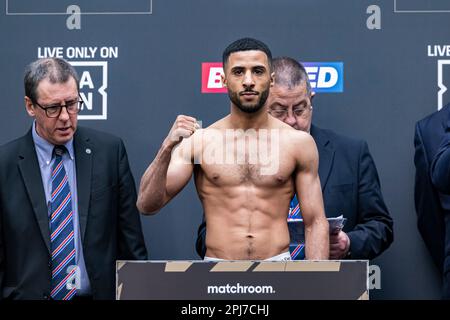 Londres, Royaume-Uni. 31st mars 2023. Galal Yafai pèse pendant Joshua vs Franklin + poids sous la carte à Westfield Londres, Londres, Royaume-Uni vendredi, 31 mars 2023 à LONDRES, ANGLETERRE. Credit: Taka G Wu/Alay Live News Banque D'Images