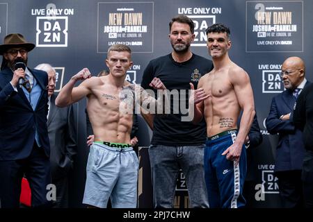 Londres, Royaume-Uni. 31st mars 2023. Eddie Hearn (au centre), Campbell Hatton (à droite) et Louis Fielding (à gauche) affrontent lors de la rencontre de Joshua vs Franklin + Undercard Weigh-In à Westfield Londres, Londres, Royaume-Uni vendredi, 31 mars 2023 à LONDRES, ANGLETERRE. Credit: Taka G Wu/Alay Live News Banque D'Images