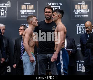 Londres, Royaume-Uni. 31st mars 2023. Eddie Hearn (au centre), Campbell Hatton (à droite) et Louis Fielding (à gauche) affrontent lors de la rencontre de Joshua vs Franklin + Undercard Weigh-In à Westfield Londres, Londres, Royaume-Uni vendredi, 31 mars 2023 à LONDRES, ANGLETERRE. Credit: Taka G Wu/Alay Live News Banque D'Images