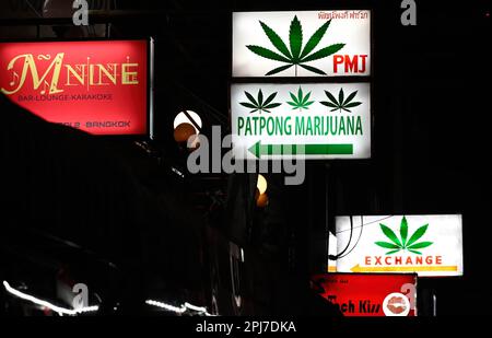 Une vue détaillée du point de vente de cannabis Patpong Pharma. Patpong, le tristement célèbre quartier de divertissement aux feux rouges de Bangkok, a rouvert ses portes depuis la pandémie de Covid-19. Il a refait surface comme un marché de nuit de nourriture de rue avec seulement quelques bars Go Go restants, 2 rues offrant également des souvenirs, des vêtements et des babioles. Depuis que la marijuana a été légalisée sur 9 juin, des points de vente de marihuana ont également été ouverts dans la région. Banque D'Images