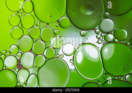 Macro gros plan des bulles d'eau avec espace de copie sur fond vert Banque D'Images