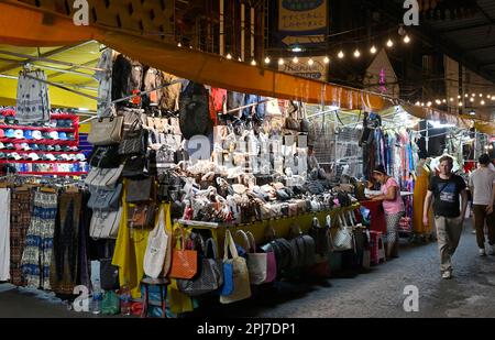 Vue générale d'un marché de nuit. Patpong, le tristement célèbre quartier de divertissement aux feux rouges de Bangkok, a rouvert ses portes depuis la pandémie de Covid-19. Il a refait surface comme un marché de nuit de nourriture de rue avec seulement quelques bars Go Go restants, 2 rues offrant également des souvenirs, des vêtements et des babioles. Depuis que la marijuana a été légalisée sur 9 juin, des points de vente de marihuana ont également été ouverts dans la région. Banque D'Images