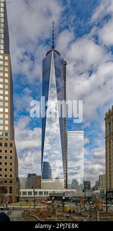 La forme d’un World Trade Center, un antiprisme carré, est formée de huit triangles équilatéraux imbriqués de verre réfléchissant. Banque D'Images