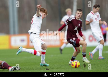 Jordan Majchrzak de Pologne (L) et Kristaps Karlis Krievins de Lettonie (R) vu en action pendant le championnat européen des moins de 19 ans 2023-Elite round match entre la Pologne et la Lettonie au centre d'entraînement de Cracovie. Note finale; Pologne 3:0 Lettonie. Banque D'Images