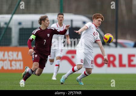 Cracovie, Pologne. 25th mars 2023. Gjegs Zaleiko de Lettonie (L) et Jordan Majchrzak de Pologne (R) vu en action pendant le championnat européen des moins de 19 ans 2023-Elite round match entre la Pologne et la Lettonie au centre d'entraînement de Cracovie. Note finale; Pologne 3:0 Lettonie. (Photo de Grzegorz Wajda/SOPA Images/Sipa USA) crédit: SIPA USA/Alay Live News Banque D'Images