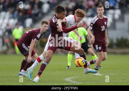 Cracovie, Pologne. 25th mars 2023. Daniels Nosegabe-Susko de Lettonie (L) et Jordan Majchrzak de Pologne (R) vu en action pendant le championnat européen des moins de 19 ans 2023-Elite round match entre la Pologne et la Lettonie au centre d'entraînement de Cracovie. Note finale; Pologne 3:0 Lettonie. (Photo de Grzegorz Wajda/SOPA Images/Sipa USA) crédit: SIPA USA/Alay Live News Banque D'Images