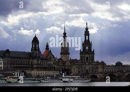 Vue de la vieille ville sur la rivière Elbe, Dresde, Saxe, Allemagne. Banque D'Images