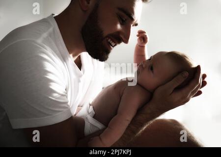 Père avec son nouveau-né à la maison Banque D'Images