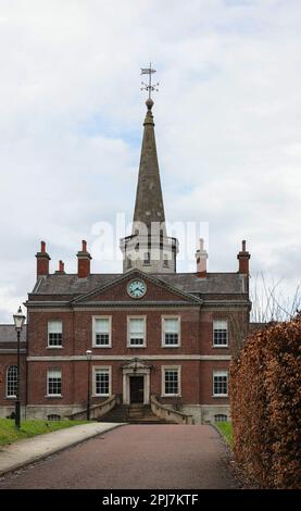 Architecture géorgienne Belfast, façade en élévation de Clifton House ancienne maison pauvre avec flèche et horloge murale Belfast Charitable Society Banque D'Images