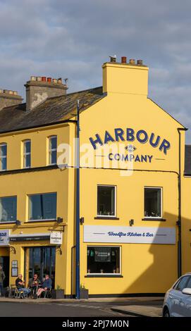 Ville côtière d'Irlande du Nord, groupe d'adultes mâles à l'extérieur du bar restaurant Harbour & Company Woodfire restaurant cuisine et bar à Donaghadee Banque D'Images