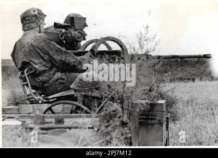 Photo de la Seconde Guerre mondiale des soldats allemands en noir et blanc à bord d'un halftrack léger avec un tir de 2cm Flak lumineux sur le Front russe 1941. Les hommes sont de la Division SS 2nd Das Reich SS KB Fendt Banque D'Images