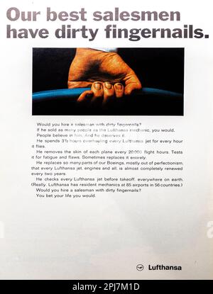 Publicité de Lufthansa salesmen Dirty Fingernongles dans un magazine NatGeo, mars 1969 Banque D'Images