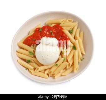 Pâtes délicieuses avec fromage burrata et sauce dans un bol isolé sur blanc, vue de dessus Banque D'Images