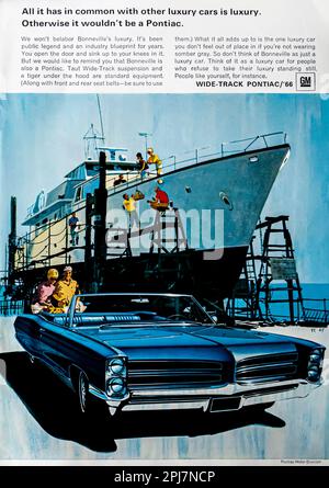 Publicité sur une piste large Pontiac 66 dans un magazine NatGeo, 1966 Banque D'Images