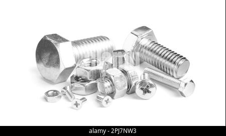 Différents boulons et écrous métalliques sur fond blanc Banque D'Images