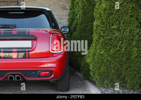Lviv, Ukraine - 10 mai 2022: Mini Cooper S rouge garée à l'extérieur Banque D'Images