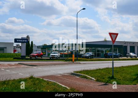 VEENDAM, PAYS-BAS - 26 AVRIL 2022 : concessionnaire Volvo près de la route par beau temps Banque D'Images