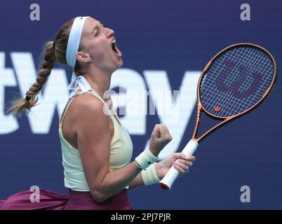 Miami Gardens, États-Unis. 31st mars 2023. Petra Kvitova, de la République tchèque, réagit à la victoire de la première équipe contre Sorana Cirstea, de Roumanie, lors du match de demi-finale des femmes sur le terrain du stade de Miami Open dans le Hard Rock Stadium de Miami Gardens, en Floride, vendredi, 31 mars 2023. Kvitova a battu Cirstea 7-5, 6-4 pour avancer à la finale. Photo de Gary I Rothstein/UPI crédit: UPI/Alay Live News Banque D'Images