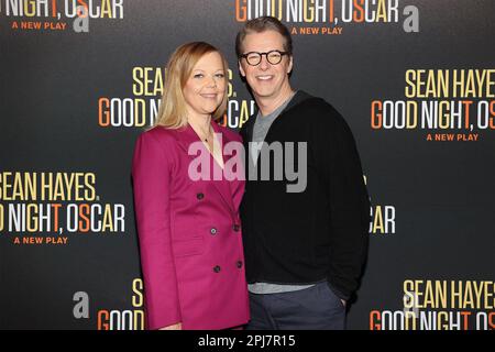 New York, N.-B. 31st mars 2023. Emily Bergl, Sean Hayes à la conférence de presse de GOOD NIGHT, OSCAR Broadway production Press Event, New 42 Studios, New York, NB 31 mars 2023. Crédit : Manoli Figetakis/Everett Collection/Alay Live News Banque D'Images