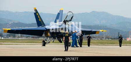 Point Mugu, Cailf. (18 mars 2023) États-Unis L'escadron de démonstration de vol de la Marine, les Blue Angels, et par les États-Unis L'escadron de démonstration de la Force aérienne, The Thunderbirds, co-titre du 2023 point Mugu Air Show 18-19 mars, à la base navale du comté de Ventura (NBCV), point Mugu. (Photo de la marine américaine par Utiliesman 2nd Class Nettie M Manfull/Released) Banque D'Images