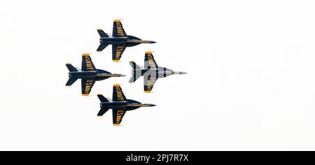 Point Mugu, Cailf. (18 mars 2023) États-Unis L'escadron de démonstration de vol de la Marine, les Blue Angels, et par les États-Unis L'escadron de démonstration de la Force aérienne, The Thunderbirds, co-titre du 2023 point Mugu Air Show 18-19 mars, à la base navale du comté de Ventura (NBCV), point Mugu. (Photo de la marine américaine par Utiliesman 2nd Class Nettie M Manfull/Released) Banque D'Images