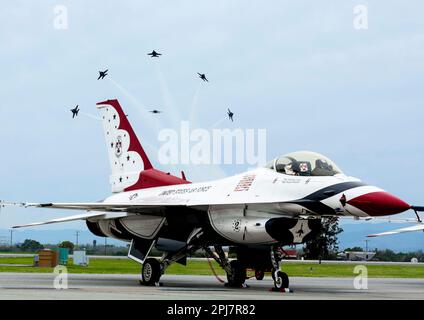 Point Mugu, Cailf. (18 mars 2023) États-Unis L'escadron de démonstration de vol de la Marine, les Blue Angels, et par les États-Unis L'escadron de démonstration de la Force aérienne, The Thunderbirds, co-titre du 2023 point Mugu Air Show 18-19 mars, à la base navale du comté de Ventura (NBCV), point Mugu. (Photo de la marine américaine par Utiliesman 2nd Class Nettie M Manfull/Released) Banque D'Images