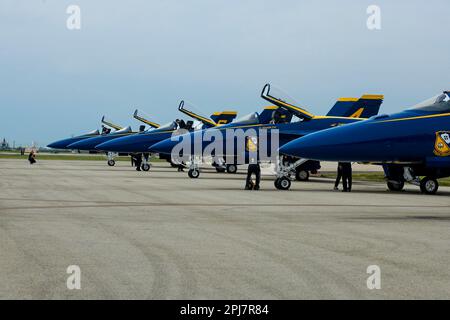 230318-N-AV351-0001 point Mugu, Cailf. (18 mars 2023) États-Unis L'escadron de démonstration de vol de la Marine, les Blue Angels, et par les États-Unis L'escadron de démonstration de la Force aérienne, The Thunderbirds, co-titre du 2023 point Mugu Air Show 18-19 mars, à la base navale du comté de Ventura (NBCV), point Mugu. (Photo de la marine américaine par Utiliesman 2nd Class Nettie M Manfull/Released) Banque D'Images