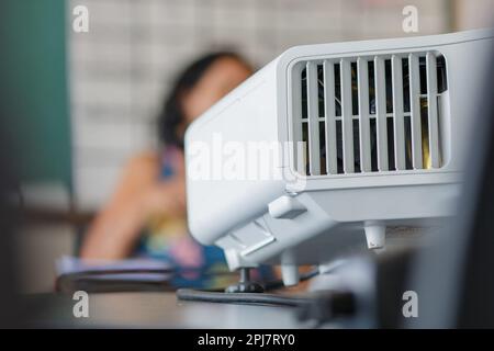 Projecteur blanc dans une salle de classe à Rio de Janeiro, Brésil. Banque D'Images