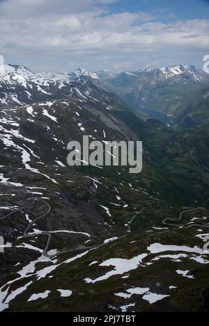 Le Geirangerfjord vu depuis le sommet de Dalsnibba est un point d'accès touristique en Norvège. Banque D'Images