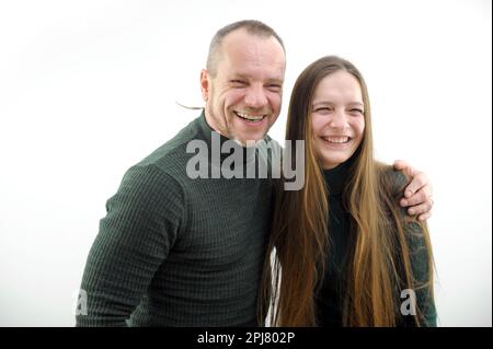 Portrait de couple gai attrayant et étonné épouses embrassant les nouvelles réaction isolée sur fond gris pastel couleur. Photo de haute qualité Banque D'Images