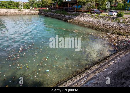 Un port à Cebu rempli de déchets plastiques flottants, Philippines. Banque D'Images