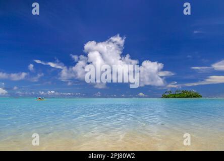 Les kayakistes et le palmier couvraient l'île tropicale de Motu Taakoka dans le lagon de Muri, Rarotonga, îles Cook, Pacifique Sud. Banque D'Images