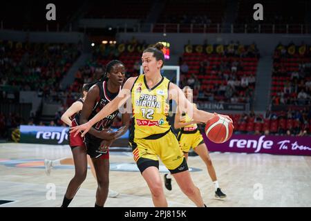 Saragosse, Espagne. 31st mars 2023. Marianna Tolo de Spar Girona (R) en action pendant les quarts de finale de la coupe de la Reine au Pavillon principe Felipe(Saragosse, quarts de finale de la coupe de la Reine) Lointek Gernika Bizkaia 79:65 Spar Girona crédit: SOPA Images Limited/Alay Live News Banque D'Images