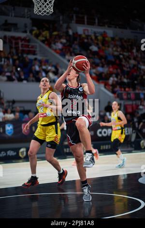 Saragosse, Espagne. 31st mars 2023. Julie Wotja de Lointek Gernika Bizkaia (C) en action pendant les quarts de finale de la coupe de la Reine au Pavillon principe Felipe.(Saragosse, quarts de finale de la coupe de la Reine) Lointek Gernika Bizkaia 79:65 Spar Girona (photo de Vicente Vidal Fernandez/SOPA Images/Sipa USA) crédit: SIPA Live News Banque D'Images