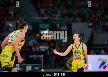 Saragosse, Espagne. 31st mars 2023. Faustine Parra de Spar Girona (R) en action pendant les quarts de finale de la coupe de la Reine au Pavillon principe Felipe.(Saragosse, quarts de finale de la coupe de la Reine) Lointek Gernika Bizkaia 79:65 Spar Girona (photo de Vicente Vidal Fernandez/SOPA Images/Sipa USA) crédit: SIPA USA/Alay Live News Banque D'Images